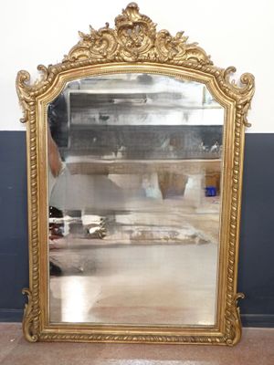 un miroir posé sur le sol d'une pièce