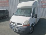 une camionnette blanche garée devant un bâtiment
