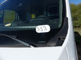 une camionnette blanche avec un autocollant à l'avant