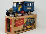 un petit camion bleu posé sur une boîte