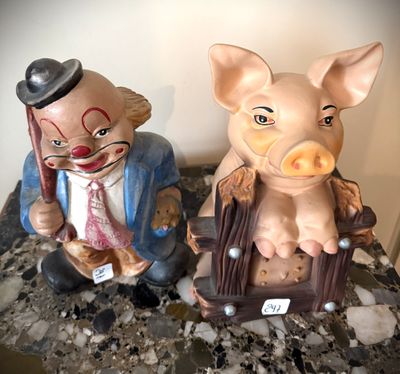 deux figurines représentant un cochon et un homme assis sur une chaise