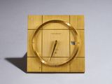 une horloge en bambou avec un cadre en bois
