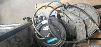 une pile de tuyaux posée sur une palette