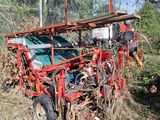 un tracteur rouge assis dans l'herbe