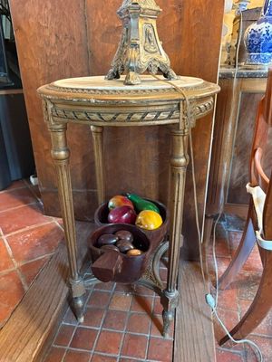 une petite table sur laquelle se trouve une corbeille de fruits