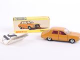 une petite voiture orange et une boîte de papier