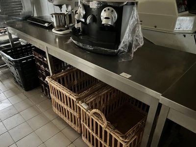 une cuisine avec un plan de travail sur lequel se trouve une cafetière