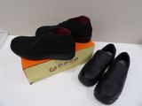 deux paires de chaussures noires posées sur une boîte