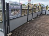 un panneau apposé sur le mur d'un immeuble indiquant « stationnement interdit »