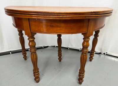 une petite table avec un plateau en bois posée sur un sol gris