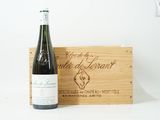 une caisse en bois contenant une bouteille de vin et une caisse en bois sur laquelle est posée une bouteille de vin
