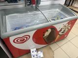 une machine à glaces posée par terre