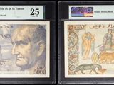 Trois types de monnaies différents sont exposés dans une vitrine