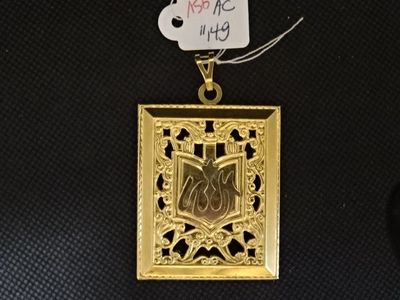 un pendentif en or orné d'une image d'oiseau