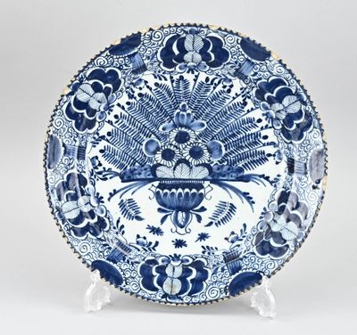une assiette ancienne bleue et blanche ornée d'un motif de paon