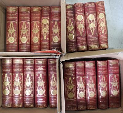 des boîtes de livres sont empilées dans une pièce