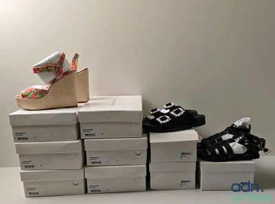 de nombreuses boîtes de chaussures empilées les unes sur les autres