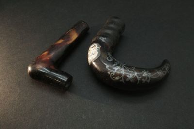 deux types différents de tabacs à pipe posés sur une table