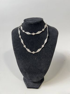Ensemble collier et bracelet en argent présenté sur un mannequin d'exposition