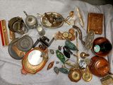 de nombreux objets anciens posés sur une table