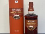 une photo d'une bouteille de whisky New Grove à côté d'un carton