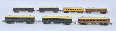 plusieurs petits trains sont alignés sur une surface blanche