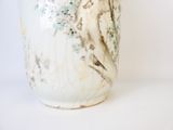 un vase blanc orné d'une peinture représentant des oiseaux