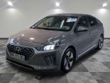 la voiture grise est garée sur un sol en damier dans le garage