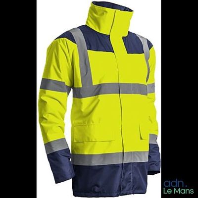 un gros plan d'une veste jaune et bleue sur fond blanc