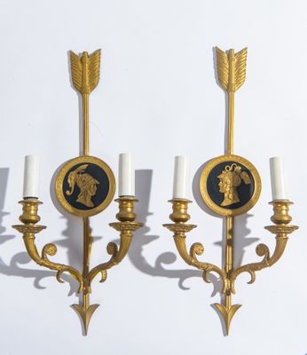 paire d'appliques murales anciennes en laiton ornées de médaillons noirs et dorés