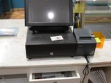 une photo d'une imprimante posée sur un bureau