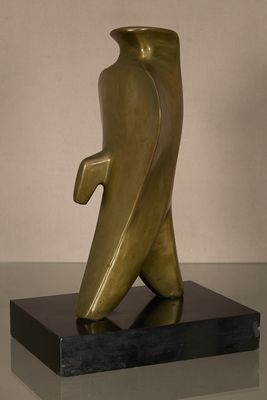 sculpture en bronze représentant un oiseau, posée sur un socle noir, elle-même posée sur une table