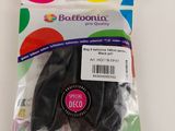 des gants en caoutchouc noirs dans un sac posé sur une surface blanche
