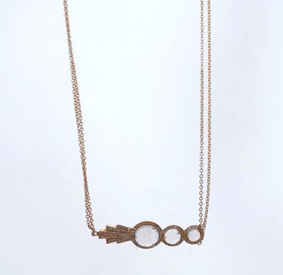 gros plan d'un collier sur fond blanc