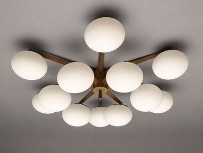 un gros plan d'un lustre avec des boules blanches suspendues au plafond