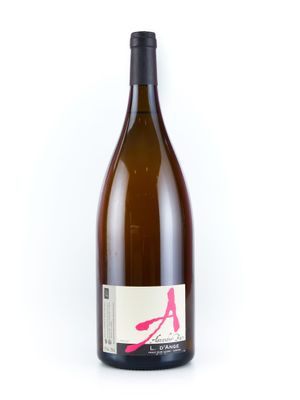 une bouteille de vin avec une étiquette rose