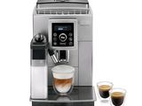 gros plan d'une machine à café avec deux tasses de café
