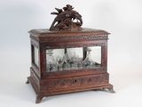 une vitrine sur laquelle est posé un oiseau