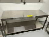 une table en acier inoxydable sur laquelle est apposée une étiquette jaune
