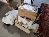 une boîte remplie de vêtements posée par terre à côté d'un miroir