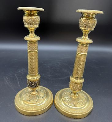 paire de chandeliers anciens en laiton sur fond noir