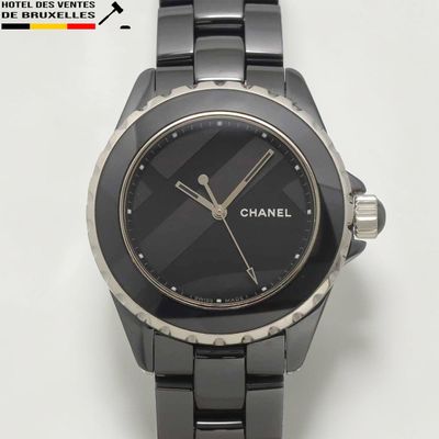une montre noire avec un cadran noir et un bracelet noir