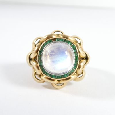 une image montrant un gros plan d'une bague sertie d'une pierre aux couleurs de l'arc-en-ciel