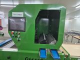 une machine verte qui se trouve au milieu d'une usine