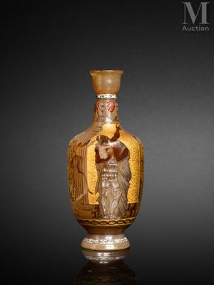 un vase en verre sur lequel est représentée une femme