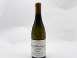 une bouteille de vin posée sur une table
