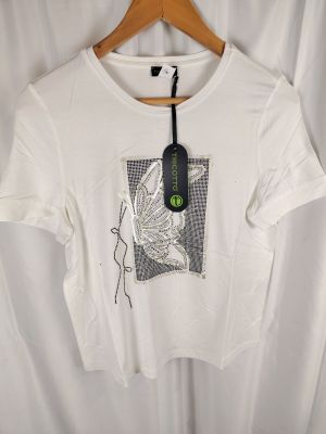 un t-shirt blanc avec l'image d'un oiseau dessus