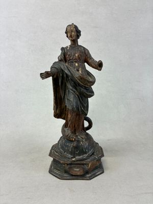 une statue représentant une femme debout sur un socle