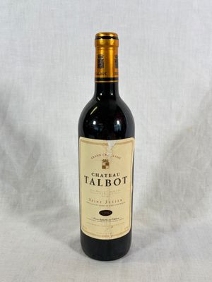 gros plan d'une bouteille de vin sur fond blanc
