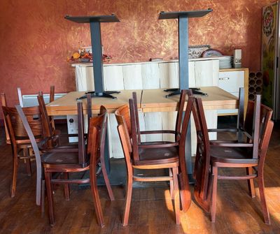 plusieurs chaises disposées autour d'une table dans une pièce